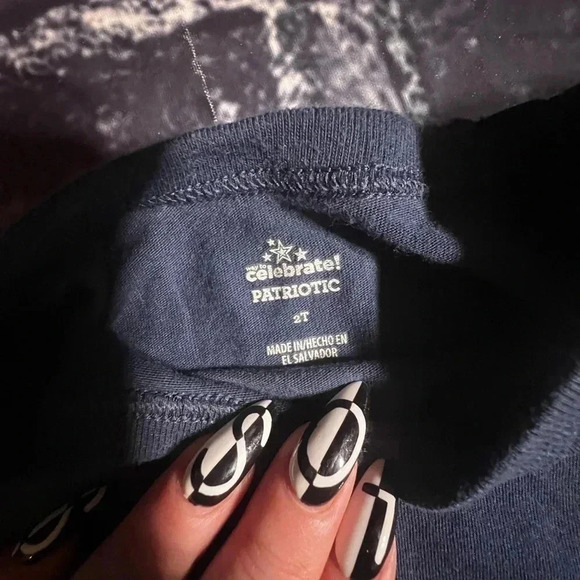 Boys 2T bundle : shorts plus 2 shirts - Picture 2 of 7